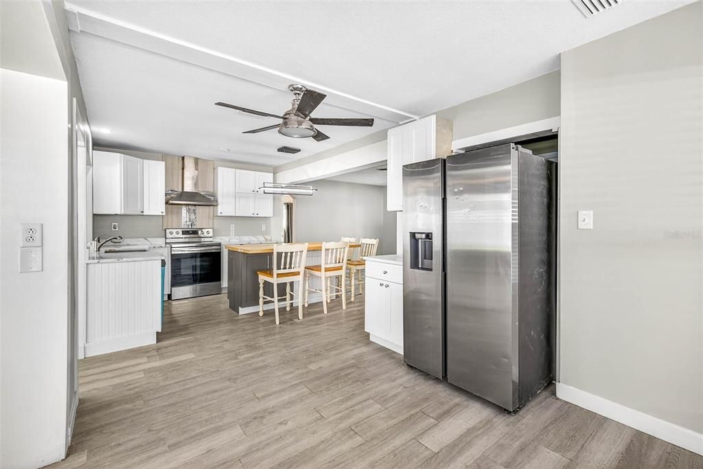 Active With Contract: $2,195 (2 beds, 1 baths, 1077 Square Feet)