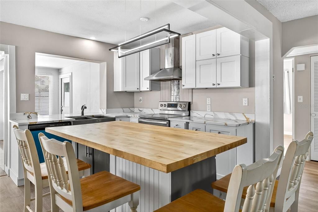 Active With Contract: $2,195 (2 beds, 1 baths, 1077 Square Feet)