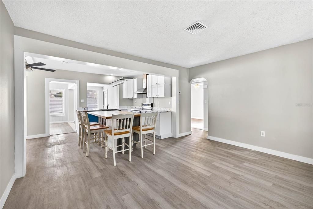 Active With Contract: $2,195 (2 beds, 1 baths, 1077 Square Feet)