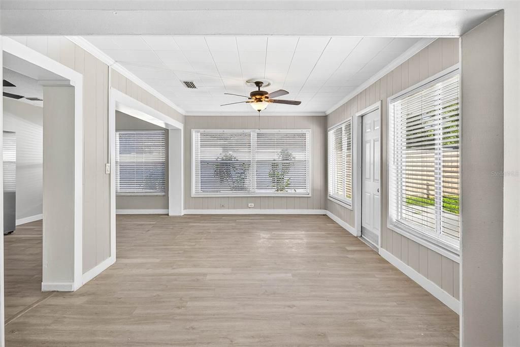 Active With Contract: $2,195 (2 beds, 1 baths, 1077 Square Feet)