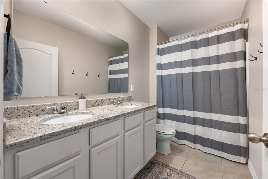 合同活跃: $450,000 (4 贝兹, 2 浴室, 2432 平方英尺)