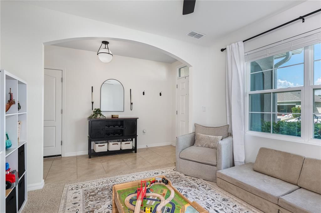 合同活跃: $450,000 (4 贝兹, 2 浴室, 2432 平方英尺)