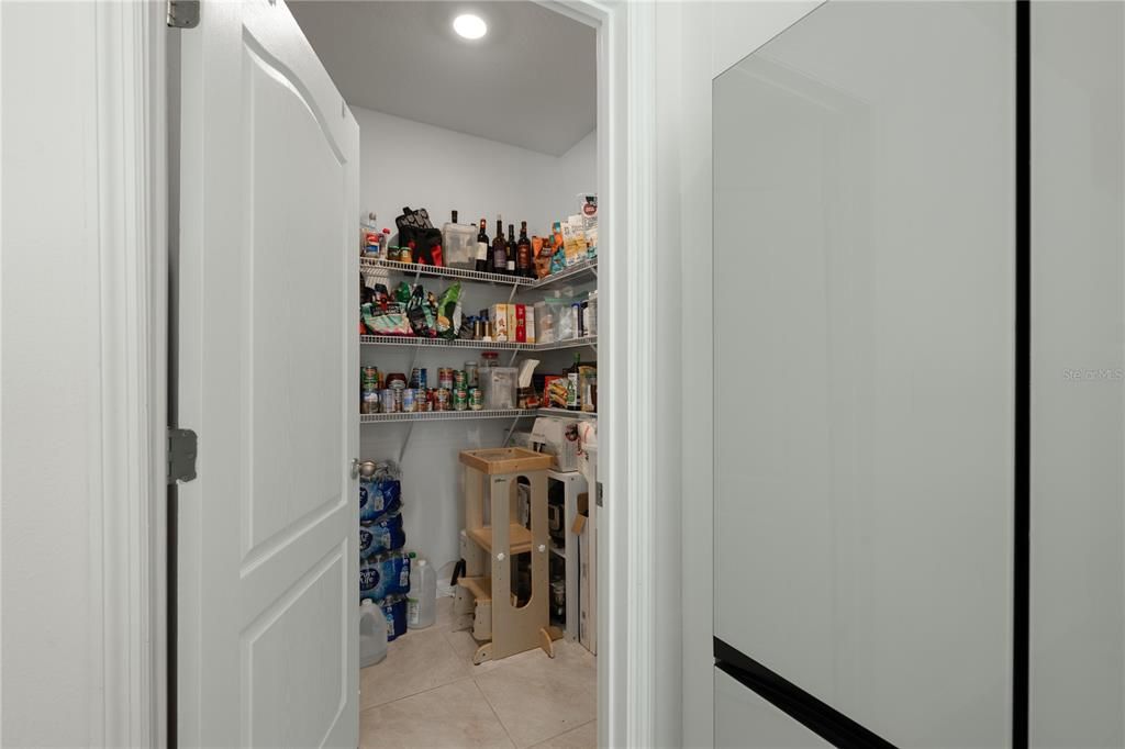 合同活跃: $450,000 (4 贝兹, 2 浴室, 2432 平方英尺)