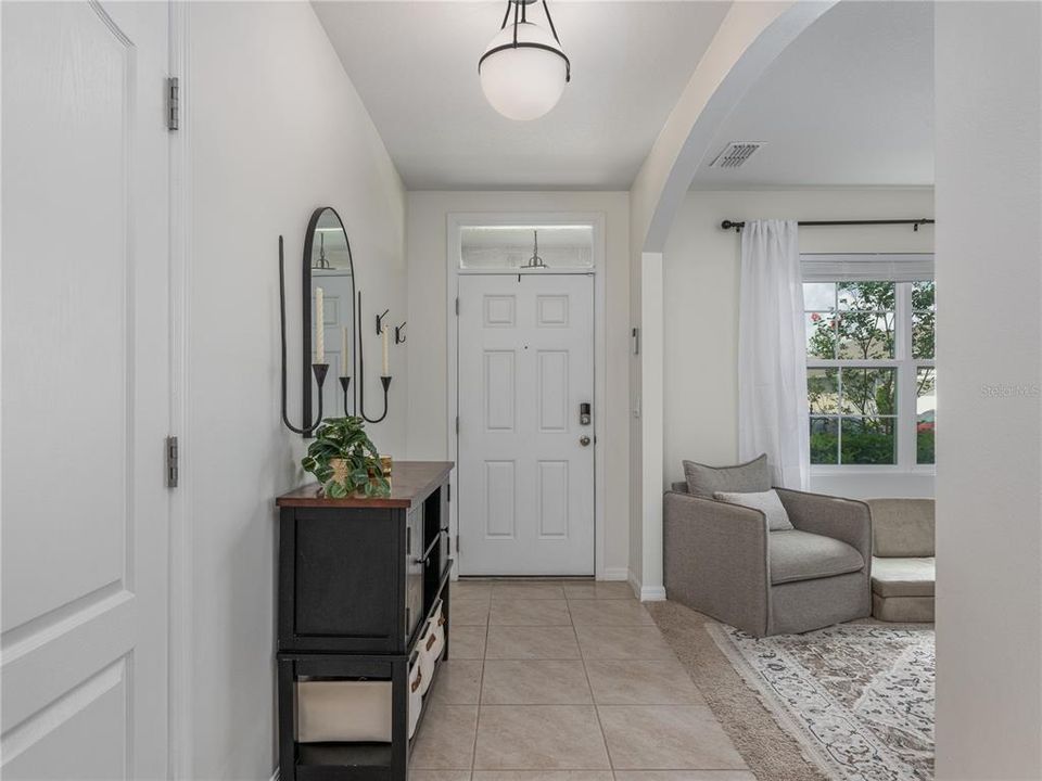 合同活跃: $450,000 (4 贝兹, 2 浴室, 2432 平方英尺)