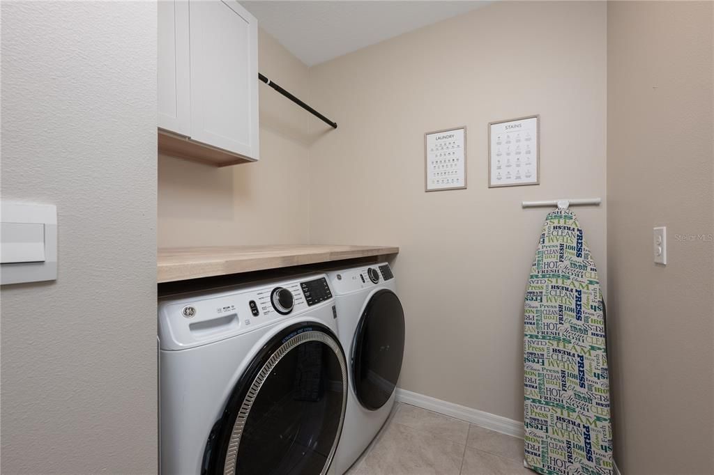 合同活跃: $450,000 (4 贝兹, 2 浴室, 2432 平方英尺)