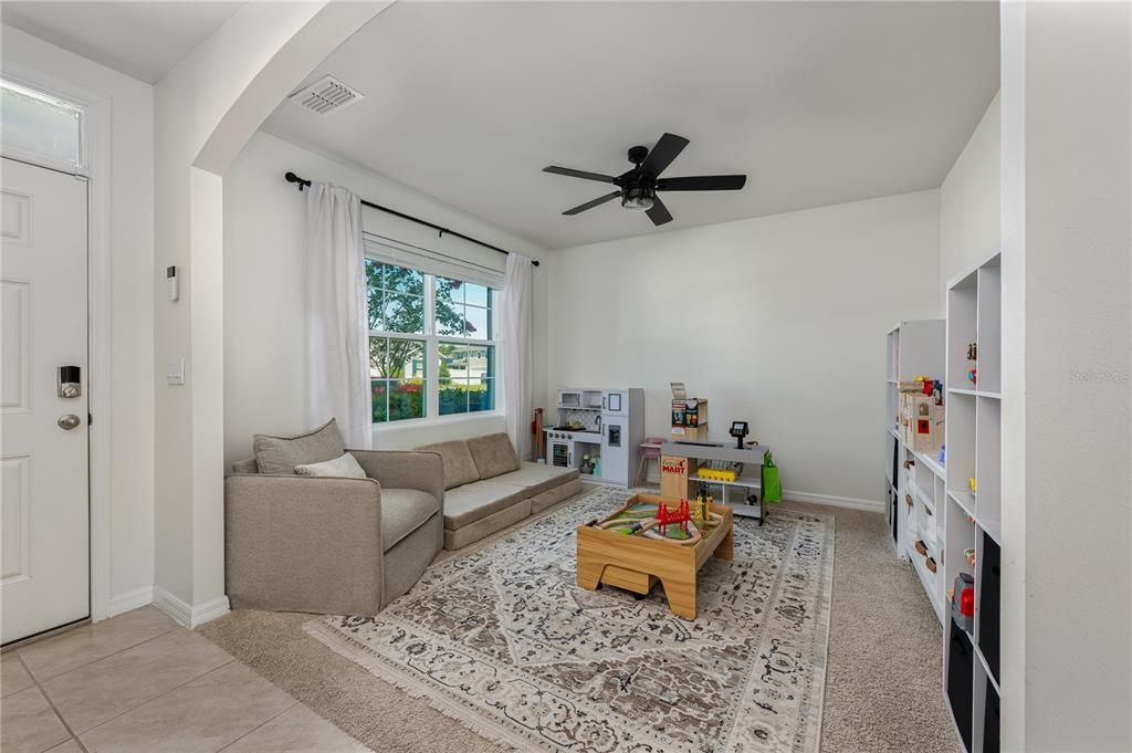 合同活跃: $450,000 (4 贝兹, 2 浴室, 2432 平方英尺)