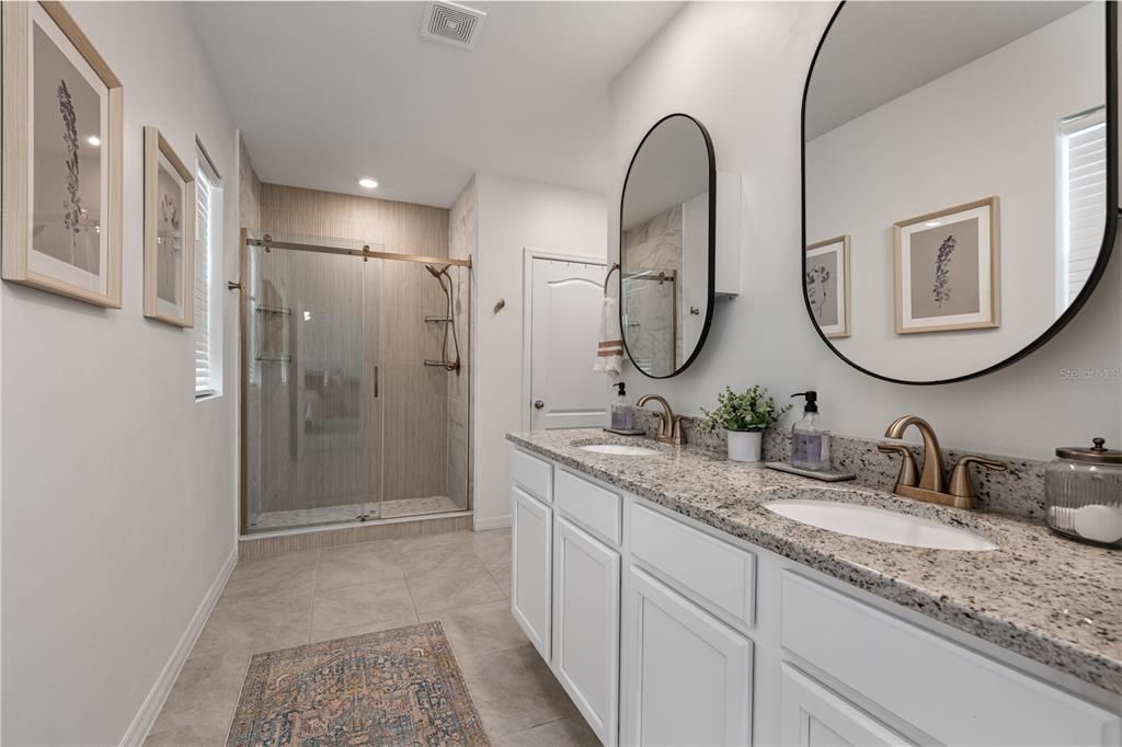 合同活跃: $450,000 (4 贝兹, 2 浴室, 2432 平方英尺)