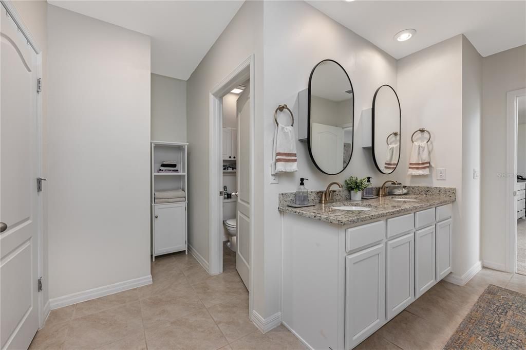 合同活跃: $450,000 (4 贝兹, 2 浴室, 2432 平方英尺)