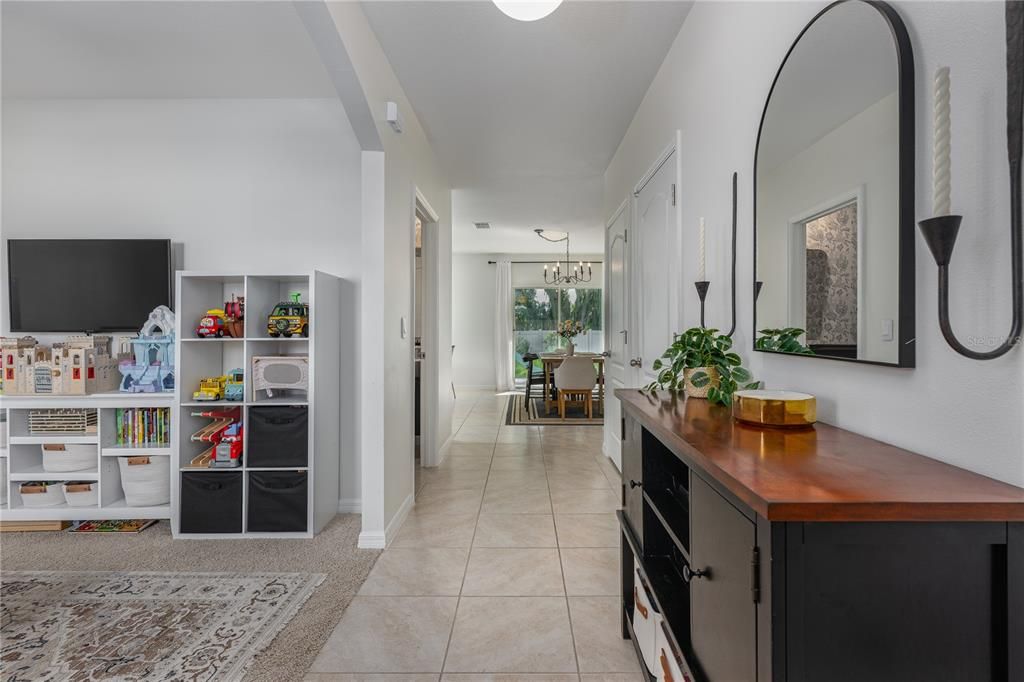 合同活跃: $450,000 (4 贝兹, 2 浴室, 2432 平方英尺)