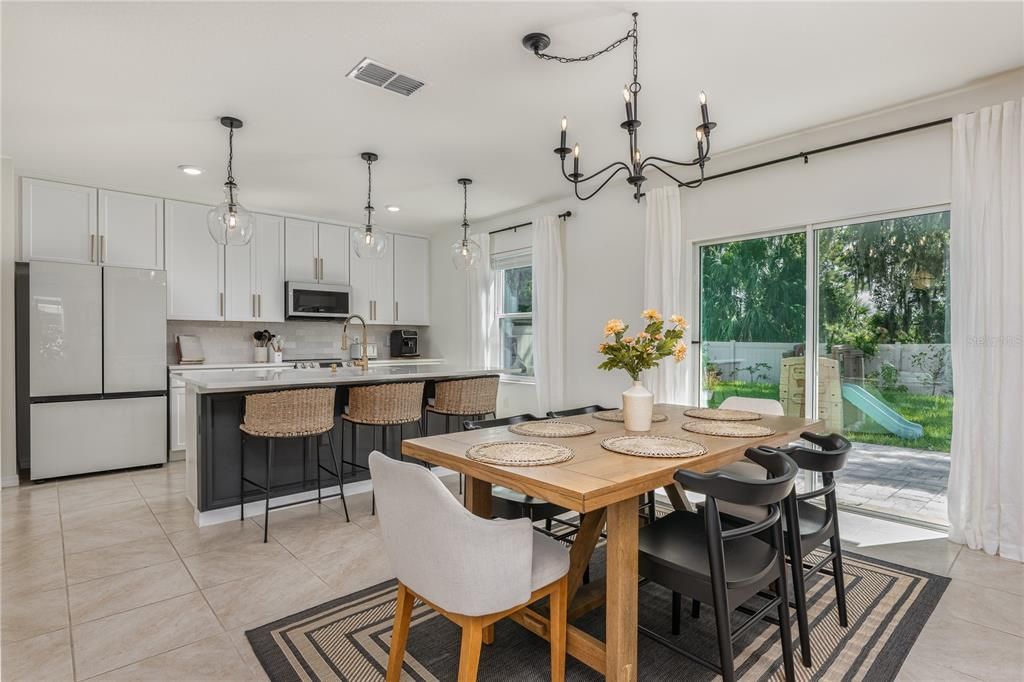 合同活跃: $450,000 (4 贝兹, 2 浴室, 2432 平方英尺)