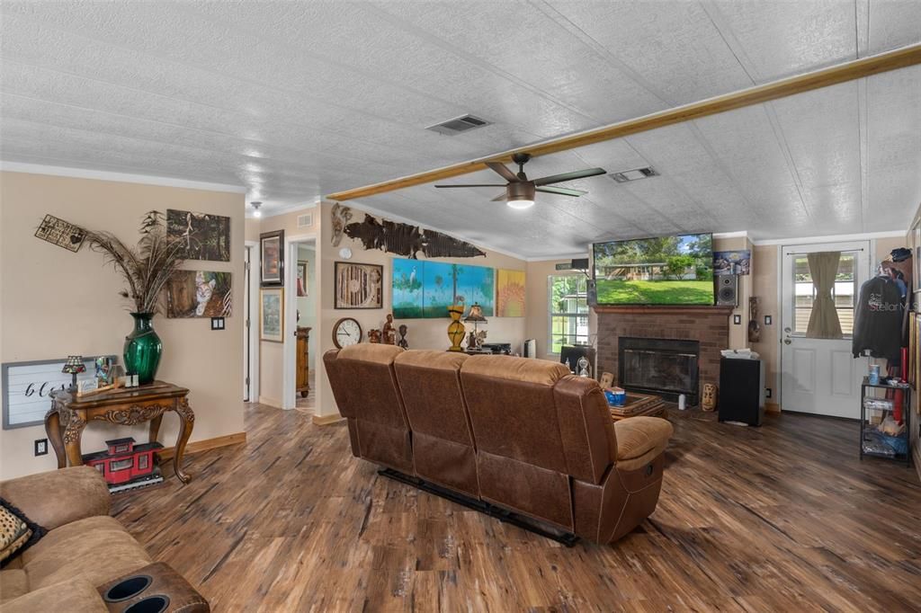 待售: $239,000 (3 贝兹, 2 浴室, 1512 平方英尺)