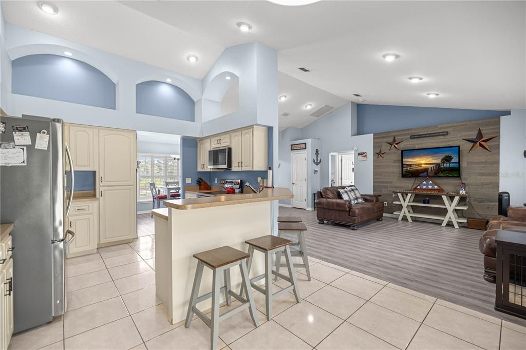 Active With Contract: $324,900 (3 beds, 2 baths, 1635 Square Feet)