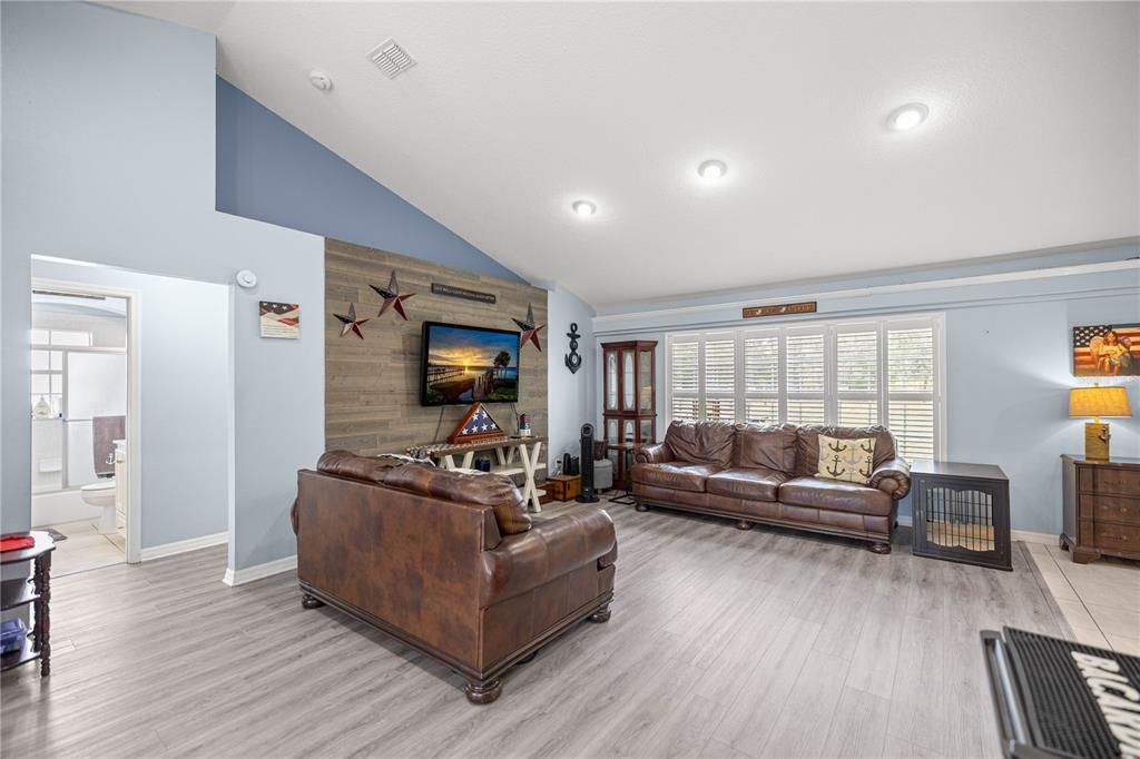 Active With Contract: $324,900 (3 beds, 2 baths, 1635 Square Feet)