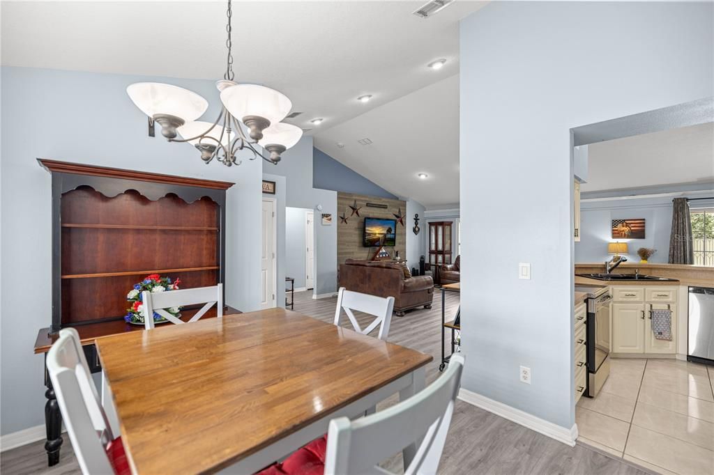 Active With Contract: $324,900 (3 beds, 2 baths, 1635 Square Feet)