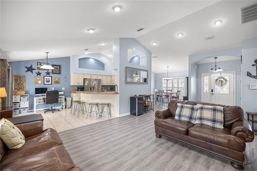 Active With Contract: $324,900 (3 beds, 2 baths, 1635 Square Feet)