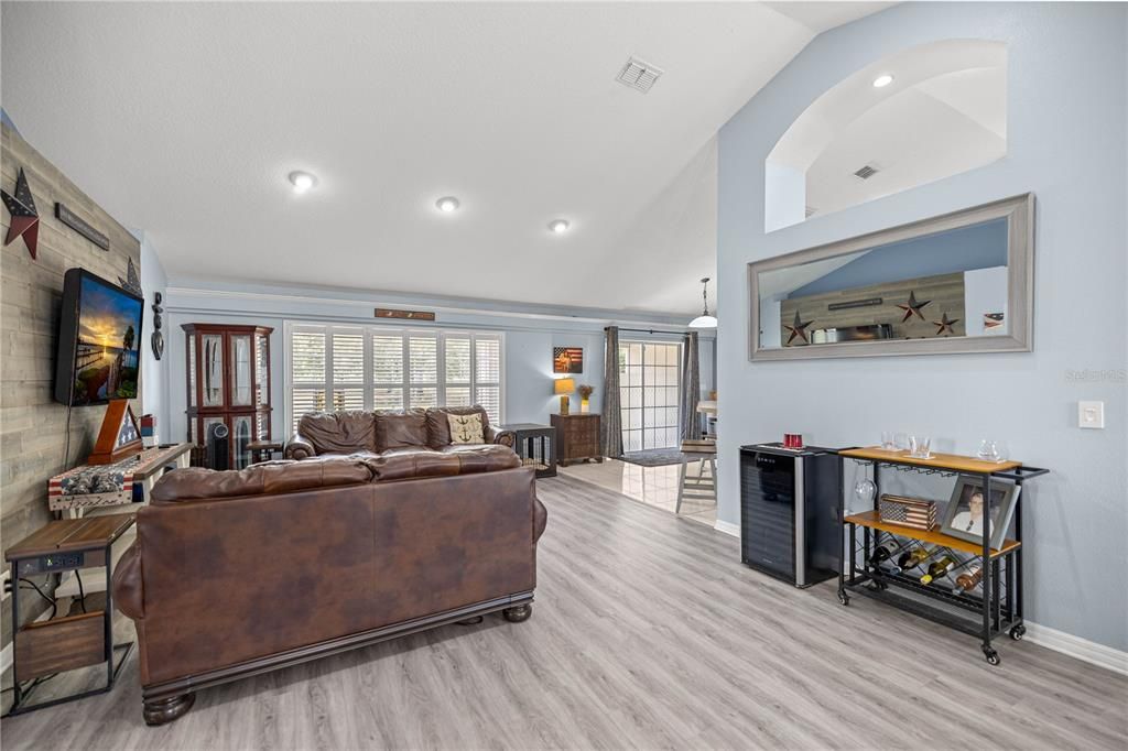 Active With Contract: $324,900 (3 beds, 2 baths, 1635 Square Feet)