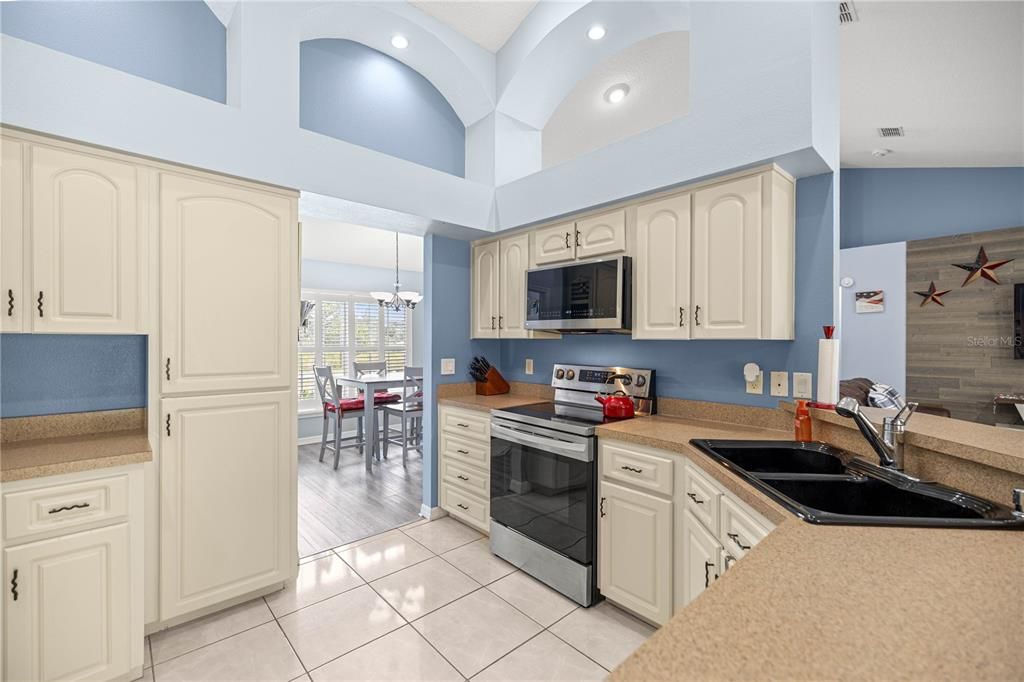 Active With Contract: $324,900 (3 beds, 2 baths, 1635 Square Feet)