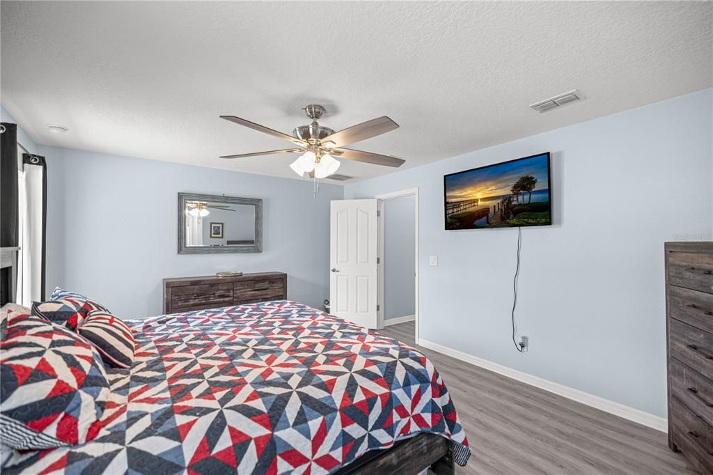 Active With Contract: $324,900 (3 beds, 2 baths, 1635 Square Feet)