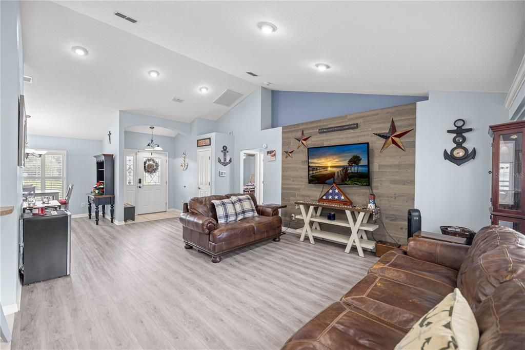 Active With Contract: $324,900 (3 beds, 2 baths, 1635 Square Feet)