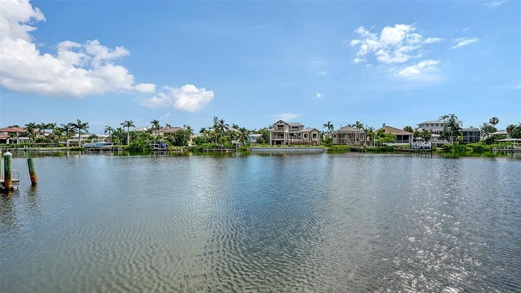 Под контрактом: $2,300,000 (3 спален, 3 ванн, 2884 Квадратных фут)