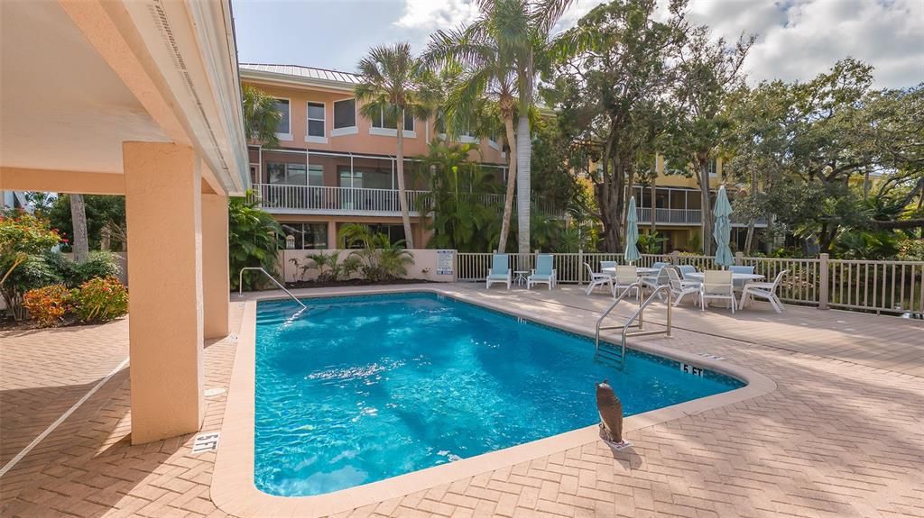 Под контрактом: $2,300,000 (3 спален, 3 ванн, 2884 Квадратных фут)