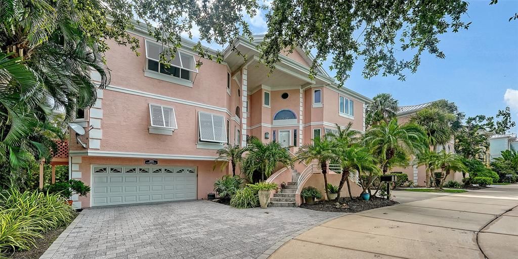 Под контрактом: $2,300,000 (3 спален, 3 ванн, 2884 Квадратных фут)