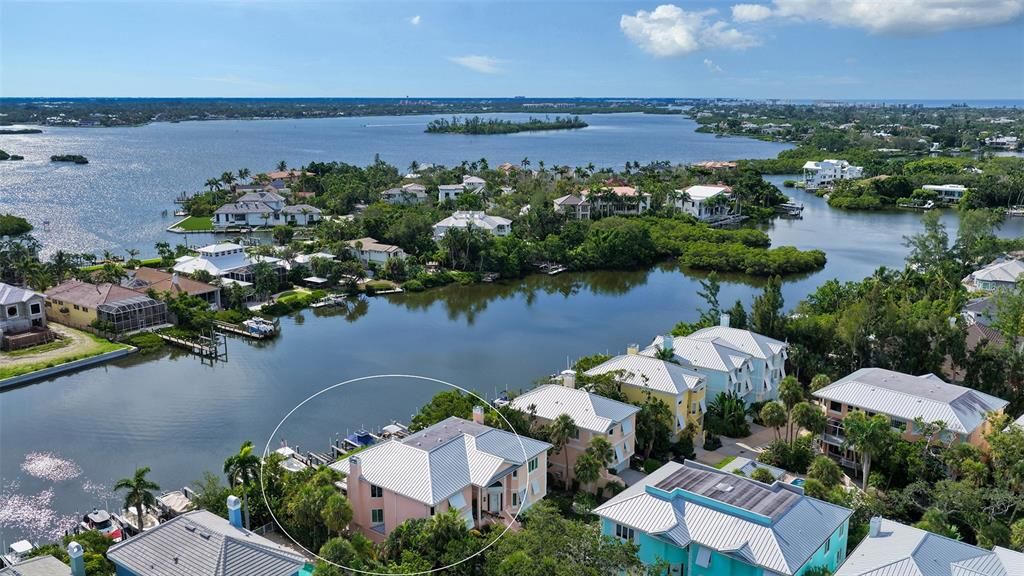 Под контрактом: $2,300,000 (3 спален, 3 ванн, 2884 Квадратных фут)