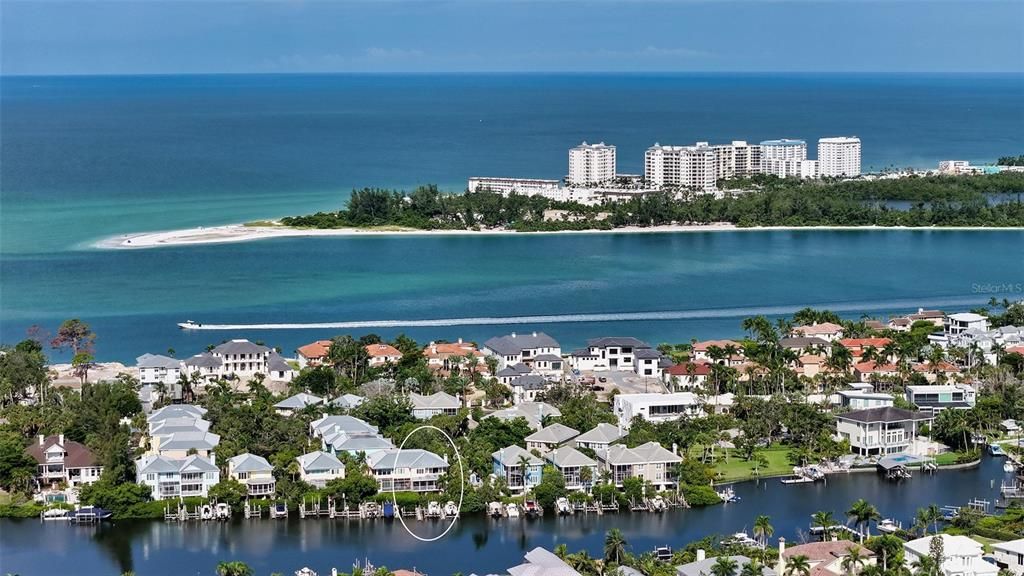 Под контрактом: $2,300,000 (3 спален, 3 ванн, 2884 Квадратных фут)