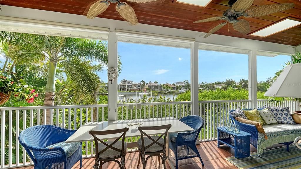 Под контрактом: $2,300,000 (3 спален, 3 ванн, 2884 Квадратных фут)