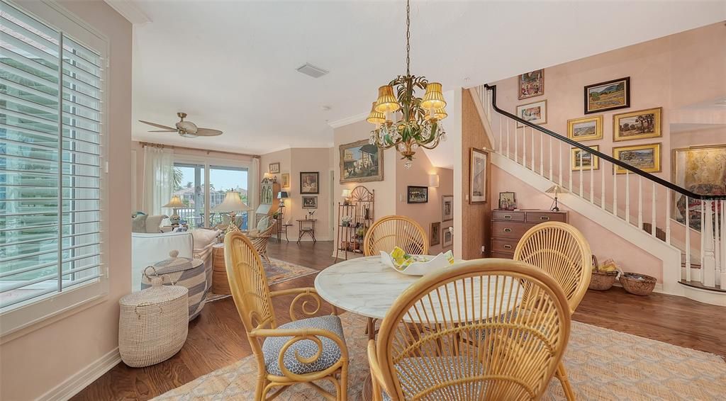 Под контрактом: $2,300,000 (3 спален, 3 ванн, 2884 Квадратных фут)