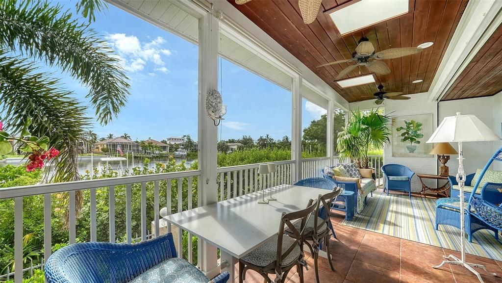 Под контрактом: $2,300,000 (3 спален, 3 ванн, 2884 Квадратных фут)