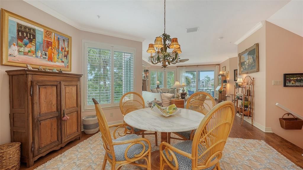 Под контрактом: $2,300,000 (3 спален, 3 ванн, 2884 Квадратных фут)