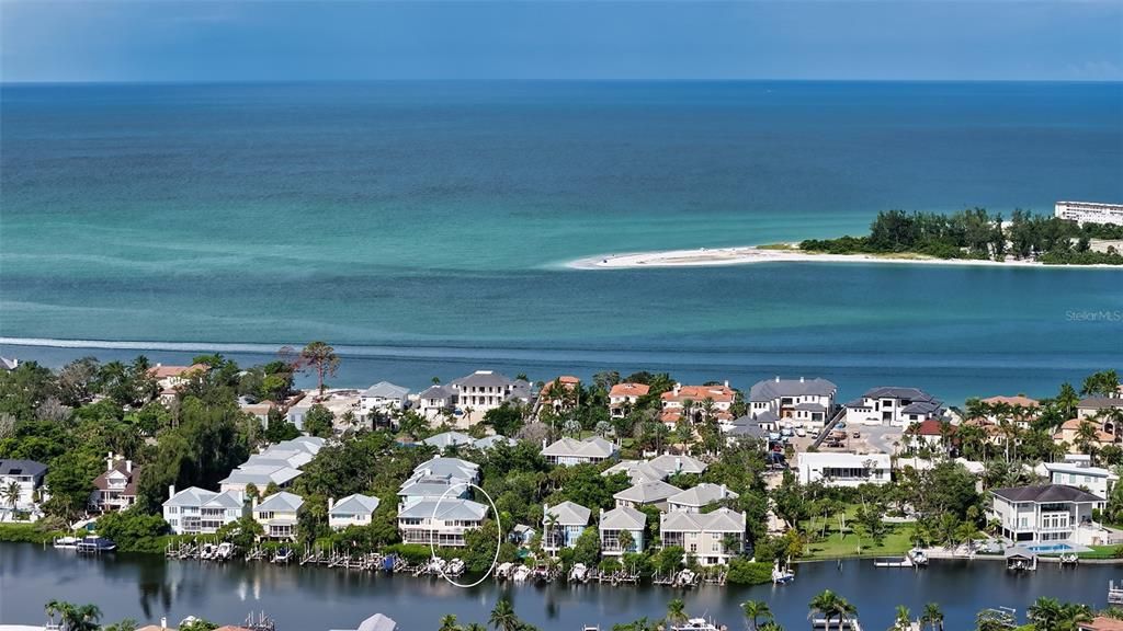 Под контрактом: $2,300,000 (3 спален, 3 ванн, 2884 Квадратных фут)