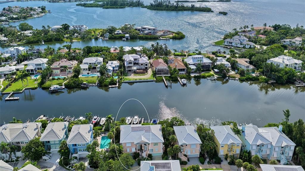 Под контрактом: $2,300,000 (3 спален, 3 ванн, 2884 Квадратных фут)