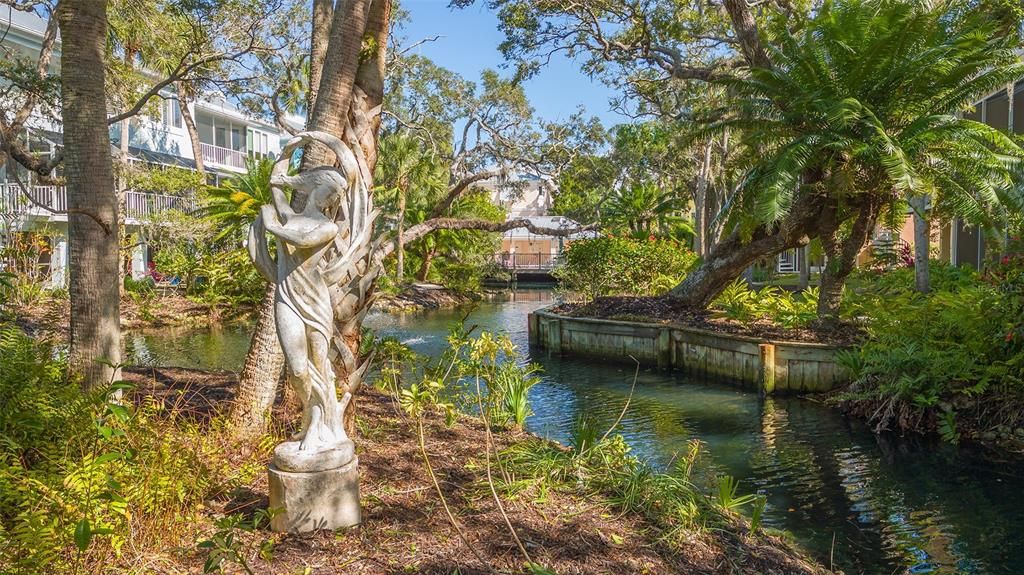 Под контрактом: $2,300,000 (3 спален, 3 ванн, 2884 Квадратных фут)