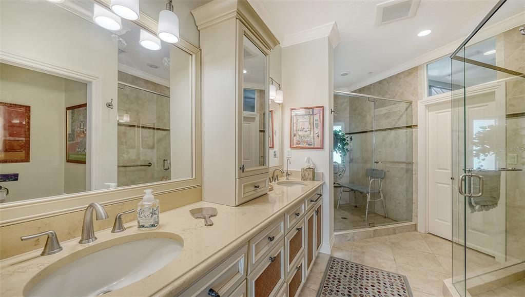 Под контрактом: $2,300,000 (3 спален, 3 ванн, 2884 Квадратных фут)