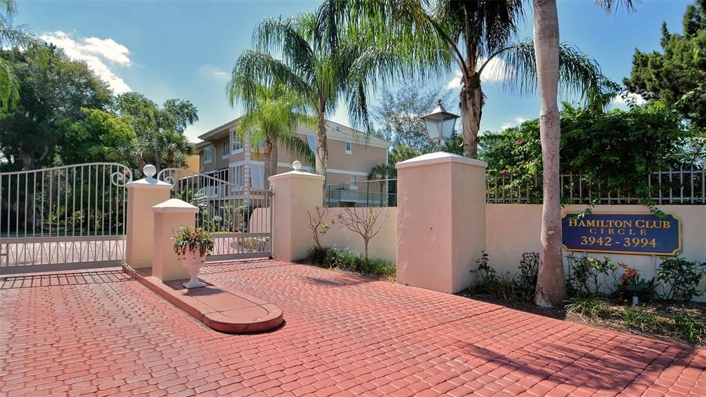 Под контрактом: $2,300,000 (3 спален, 3 ванн, 2884 Квадратных фут)