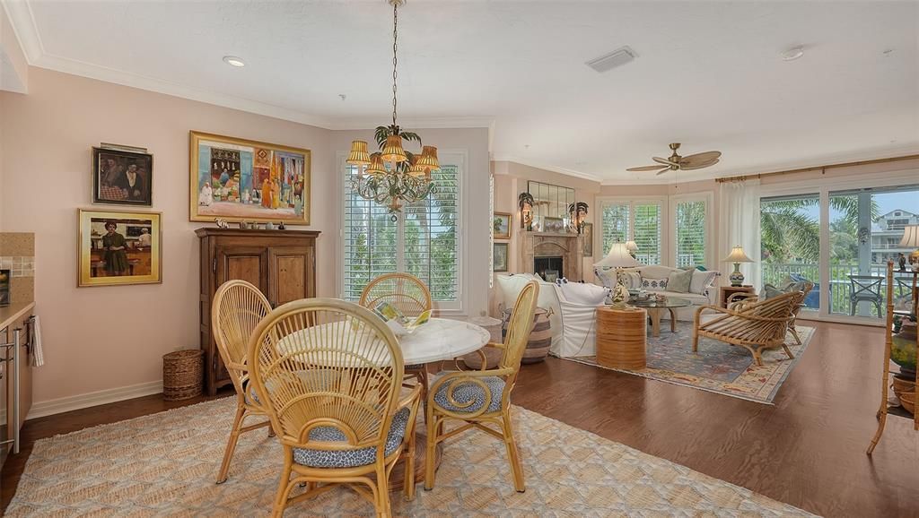 Под контрактом: $2,300,000 (3 спален, 3 ванн, 2884 Квадратных фут)