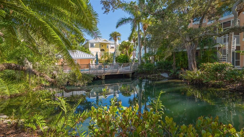 Под контрактом: $2,300,000 (3 спален, 3 ванн, 2884 Квадратных фут)