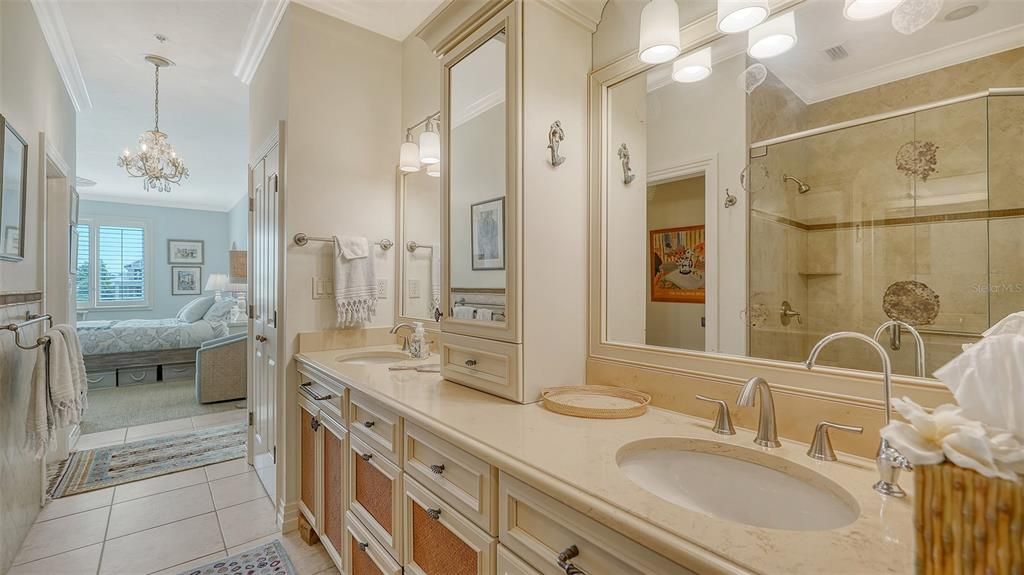 Под контрактом: $2,300,000 (3 спален, 3 ванн, 2884 Квадратных фут)