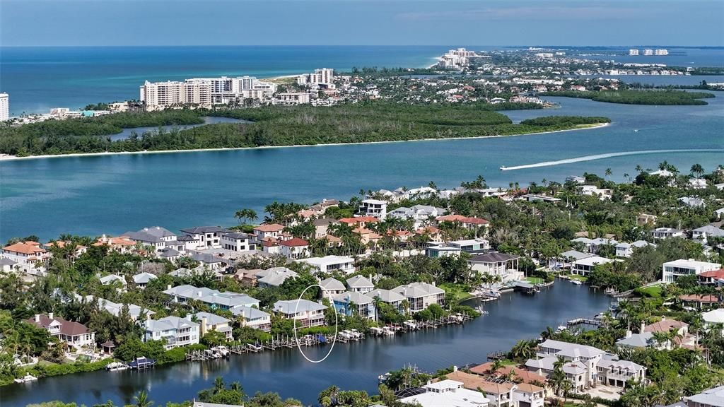 Под контрактом: $2,300,000 (3 спален, 3 ванн, 2884 Квадратных фут)