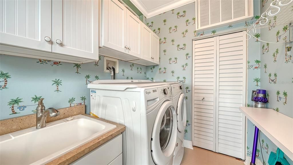 Под контрактом: $2,300,000 (3 спален, 3 ванн, 2884 Квадратных фут)