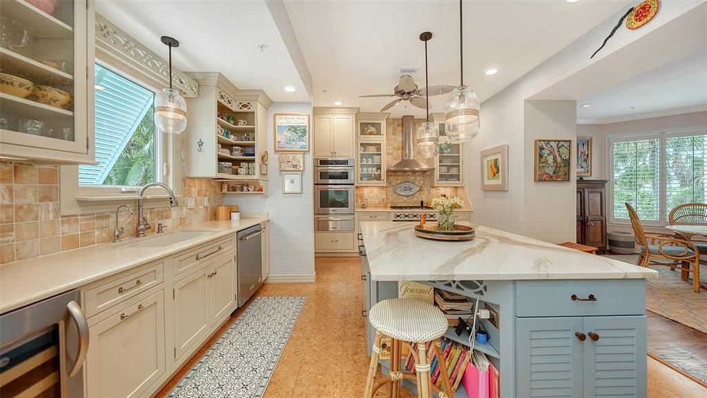 Под контрактом: $2,300,000 (3 спален, 3 ванн, 2884 Квадратных фут)