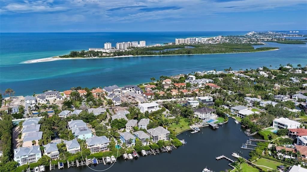 Под контрактом: $2,300,000 (3 спален, 3 ванн, 2884 Квадратных фут)