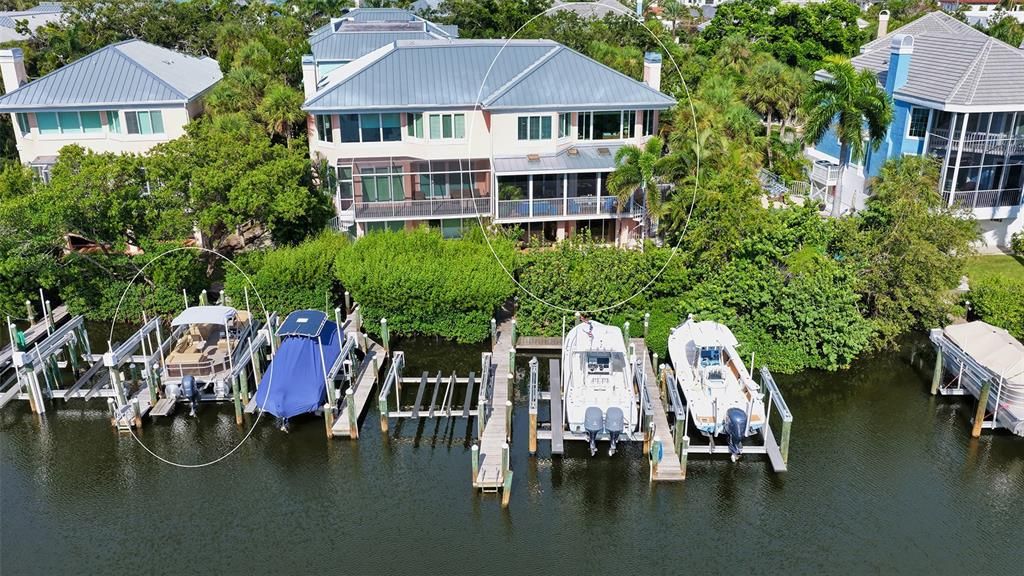 Под контрактом: $2,300,000 (3 спален, 3 ванн, 2884 Квадратных фут)