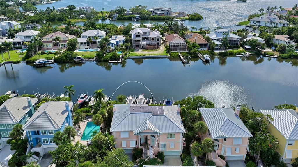 Под контрактом: $2,300,000 (3 спален, 3 ванн, 2884 Квадратных фут)