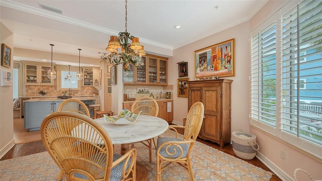 Под контрактом: $2,300,000 (3 спален, 3 ванн, 2884 Квадратных фут)