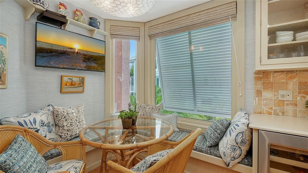 Под контрактом: $2,300,000 (3 спален, 3 ванн, 2884 Квадратных фут)