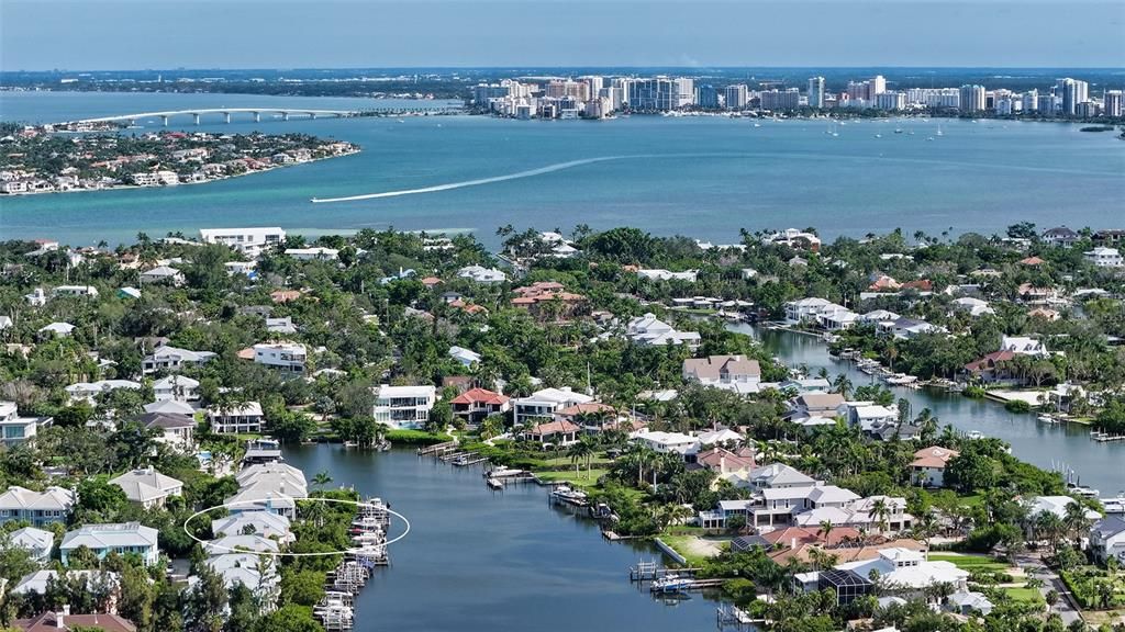 Под контрактом: $2,300,000 (3 спален, 3 ванн, 2884 Квадратных фут)