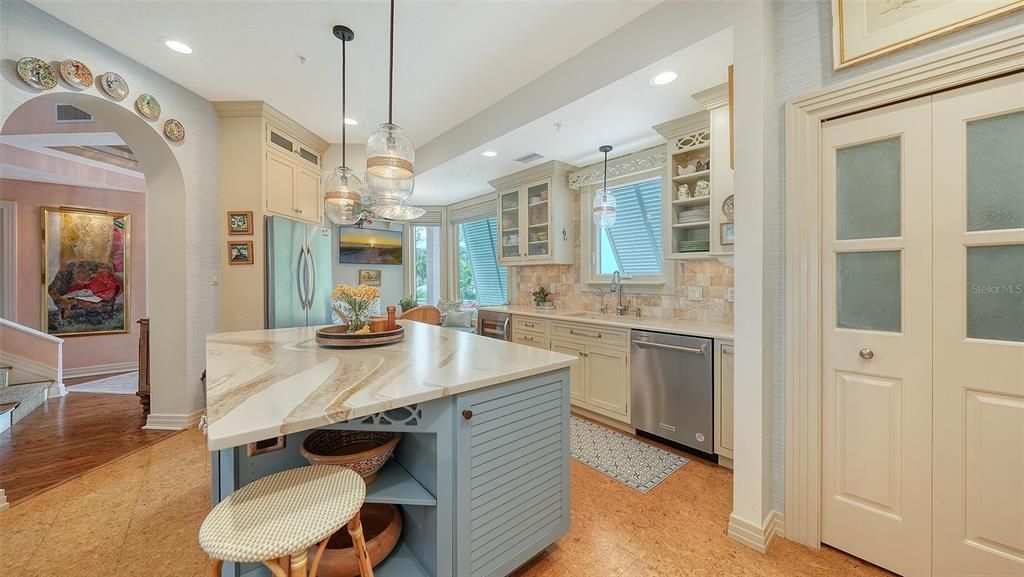 Под контрактом: $2,300,000 (3 спален, 3 ванн, 2884 Квадратных фут)